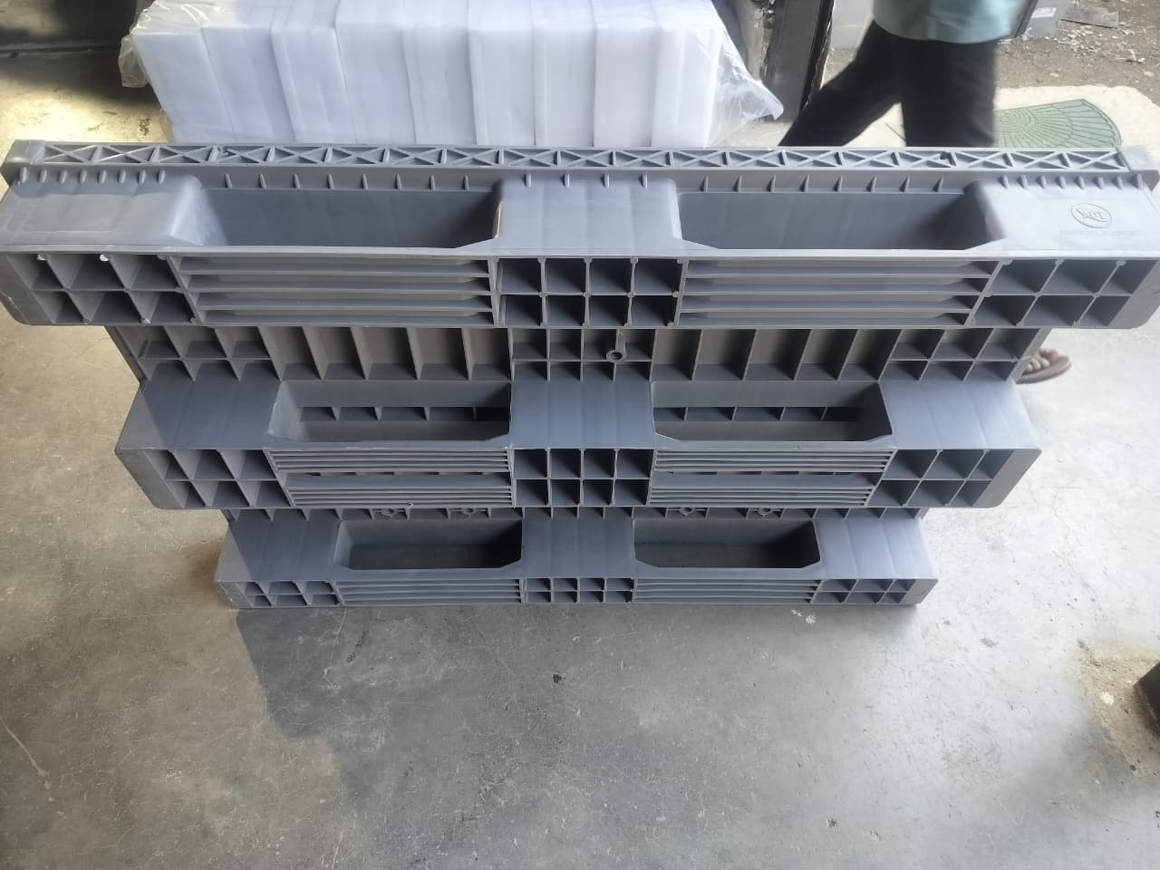 Quarter-pallet mini bin