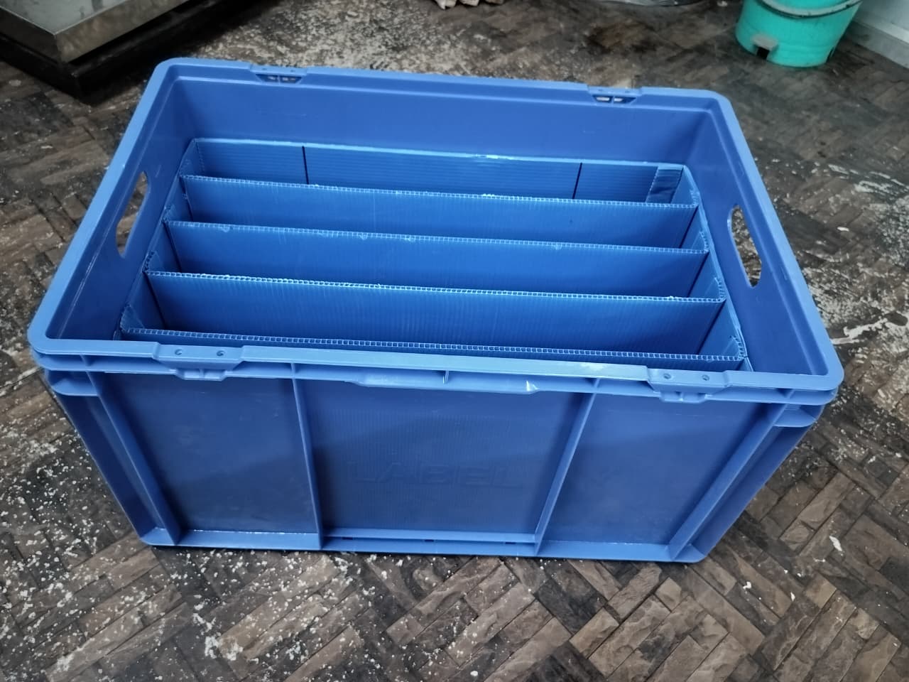 Washable dairy-style crate