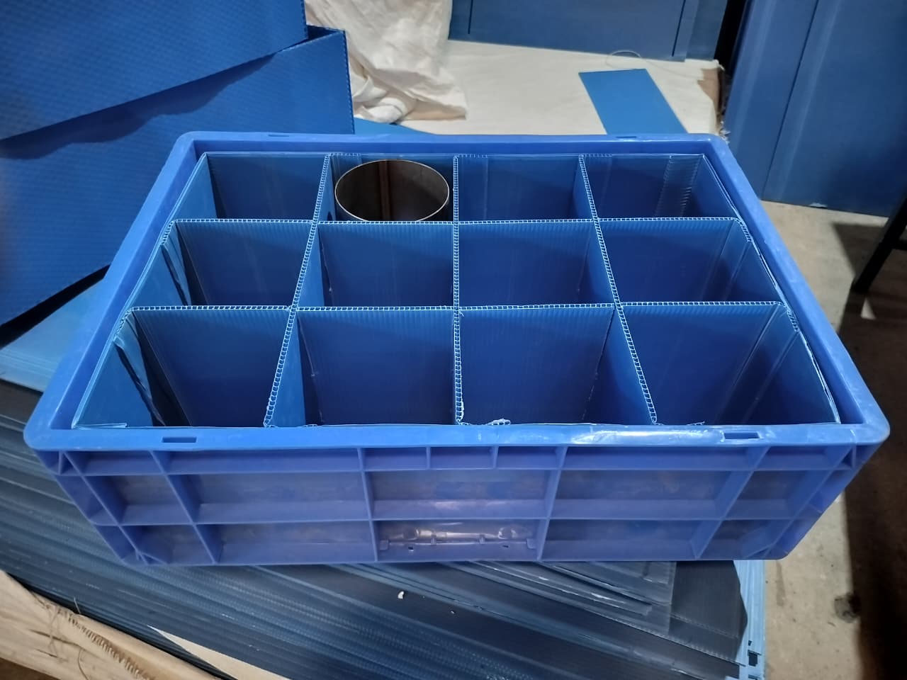 Metal-reinforced corner crate
